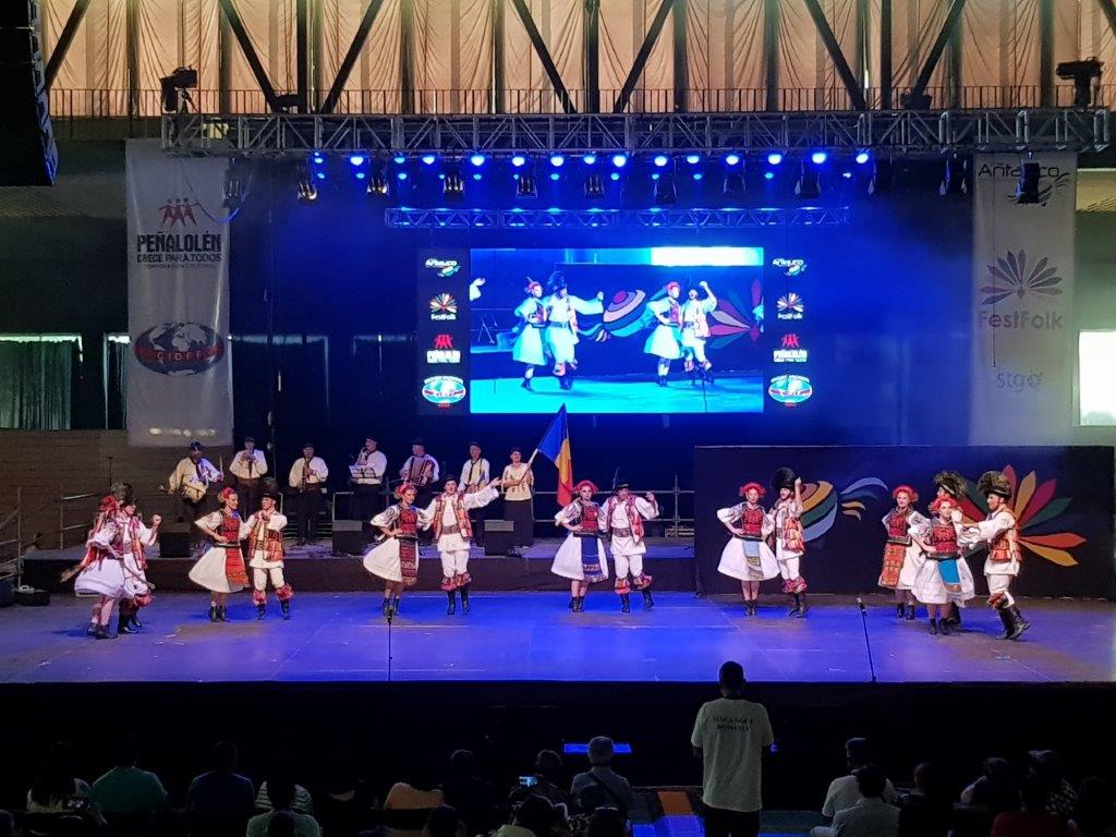 Ansamblul Folcloric Sinca Noua in Penalolen, Chile 2017, Joc de Nasaud, pe scena la Centro de Eventos Chimkove